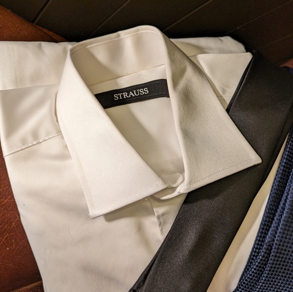 "Great deal"   Suit jacket ,pants, shirt, ties and pocket squares. - Picture 8 of 15